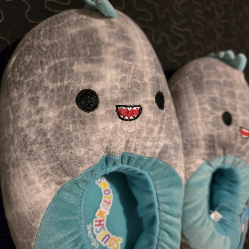 Squishmallow Kids Dinosaur Plush Slippers Gray & Blue NWT‎ Size 4/5 Youth